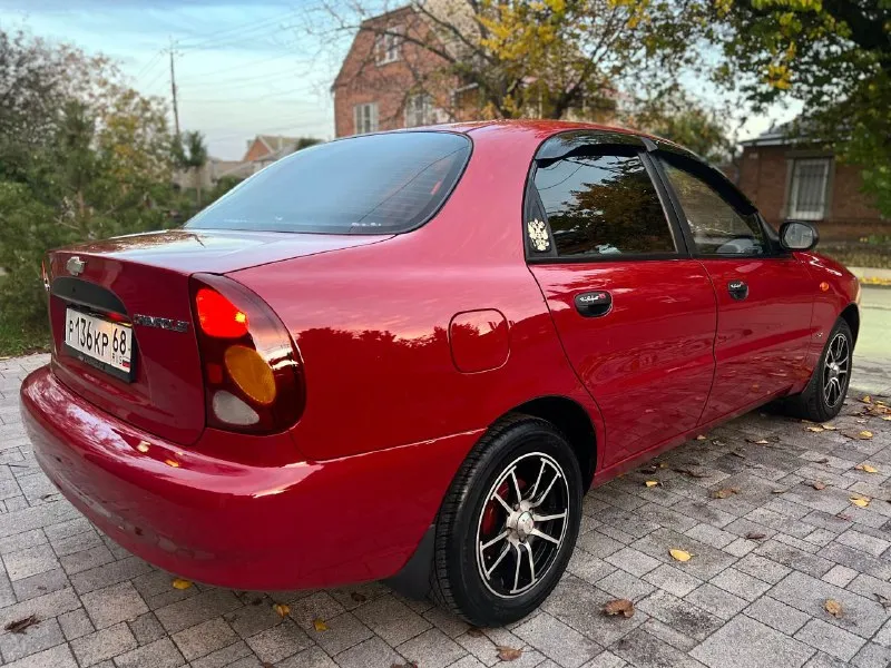 Продам шевроле ланос в отличном состоянии! семейное хорошое авто без каких либо вложений 2008 год выпуска. в техническом плане всё обслужено, двигатель 1.5л. не троит и не стучит и масло не расходует. ходовая часть без стуков. коробка включается мягко, не хрустит, не выбивает. по кузову днище, пороги, стаканы в отличном состоянии, красить ничего не нужно, не гнилая, без рыжиков! выглядит отлично как на фото! максимальная комплектация sx с кондиционером, гидроусилитель, стеклоподъемники. подушка безопасности. противотуманки. обогрев стекла. магнитола с bt. литые диски с новой резиной. тонировка. отличный свет led. по салону тоже всё хорошо, чистый и опрятный, не прокурен, по салону всё работает до каждой кнопочки и лампочки, ошибок на щитке приборов нет всё загорается и гаснет. в общем отличный, надежный и экономичный ланос, за адекватную сумму. в юридическом плане всё хорошо на учёте стоит без штрафов и запретов и прочей ерунды. торг естественно есть но обоснован и возле капота. цена 350000 донецк. +79496415532 - фотография - 3