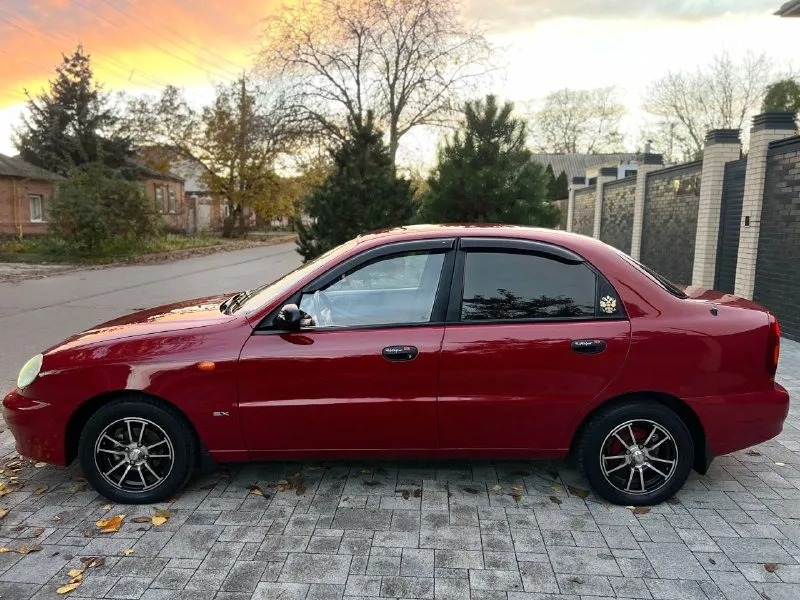 Продам шевроле ланос в отличном состоянии! семейное хорошое авто без каких либо вложений 2008 год выпуска. в техническом плане всё обслужено, двигатель 1.5л. не троит и не стучит и масло не расходует. ходовая часть без стуков. коробка включается мягко, не хрустит, не выбивает. по кузову днище, пороги, стаканы в отличном состоянии, красить ничего не нужно, не гнилая, без рыжиков! выглядит отлично как на фото! максимальная комплектация sx с кондиционером, гидроусилитель, стеклоподъемники. подушка безопасности. противотуманки. обогрев стекла. магнитола с bt. литые диски с новой резиной. тонировка. отличный свет led. по салону тоже всё хорошо, чистый и опрятный, не прокурен, по салону всё работает до каждой кнопочки и лампочки, ошибок на щитке приборов нет всё загорается и гаснет. в общем отличный, надежный и экономичный ланос, за адекватную сумму. в юридическом плане всё хорошо на учёте стоит без штрафов и запретов и прочей ерунды. торг естественно есть но обоснован и возле капота. цена 350000 донецк. +79496415532 - фотография - 4