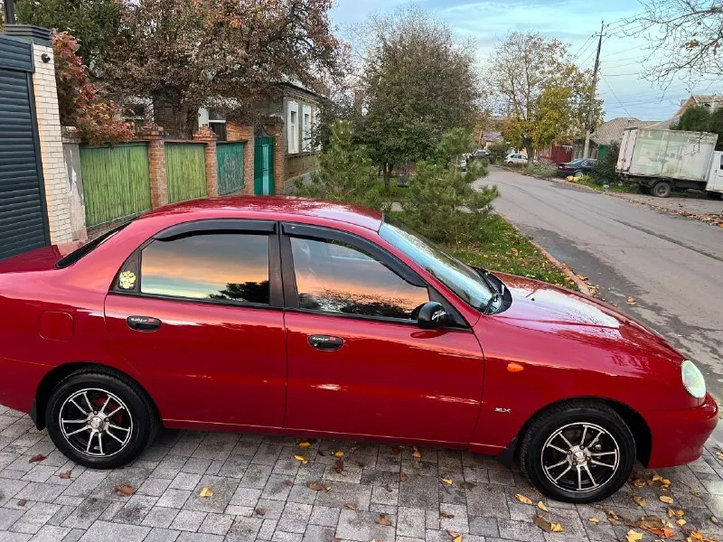 Продам шевроле ланос в отличном состоянии! семейное хорошое авто без каких либо вложений 2008 год выпуска. в техническом плане всё обслужено, двигатель 1.5л. не троит и не стучит и масло не расходует. ходовая часть без стуков. коробка включается мягко, не хрустит, не выбивает. по кузову днище, пороги, стаканы в отличном состоянии, красить ничего не нужно, не гнилая, без рыжиков! выглядит отлично как на фото! максимальная комплектация sx с кондиционером, гидроусилитель, стеклоподъемники. подушка безопасности. противотуманки. обогрев стекла. магнитола с bt. литые диски с новой резиной. тонировка. отличный свет led. по салону тоже всё хорошо, чистый и опрятный, не прокурен, по салону всё работает до каждой кнопочки и лампочки, ошибок на щитке приборов нет всё загорается и гаснет. в общем отличный, надежный и экономичный ланос, за адекватную сумму. в юридическом плане всё хорошо на учёте стоит без штрафов и запретов и прочей ерунды. торг естественно есть но обоснован и возле капота. цена 350000 донецк. +79496415532 - фотография - 5