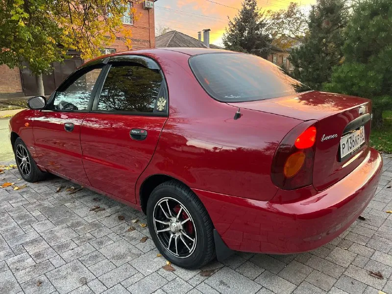 Продам шевроле ланос в отличном состоянии! семейное хорошое авто без каких либо вложений 2008 год выпуска. в техническом плане всё обслужено, двигатель 1.5л. не троит и не стучит и масло не расходует. ходовая часть без стуков. коробка включается мягко, не хрустит, не выбивает. по кузову днище, пороги, стаканы в отличном состоянии, красить ничего не нужно, не гнилая, без рыжиков! выглядит отлично как на фото! максимальная комплектация sx с кондиционером, гидроусилитель, стеклоподъемники. подушка безопасности. противотуманки. обогрев стекла. магнитола с bt. литые диски с новой резиной. тонировка. отличный свет led. по салону тоже всё хорошо, чистый и опрятный, не прокурен, по салону всё работает до каждой кнопочки и лампочки, ошибок на щитке приборов нет всё загорается и гаснет. в общем отличный, надежный и экономичный ланос, за адекватную сумму. в юридическом плане всё хорошо на учёте стоит без штрафов и запретов и прочей ерунды. торг естественно есть но обоснован и возле капота. цена 350000 донецк. +79496415532 - фотография - 6