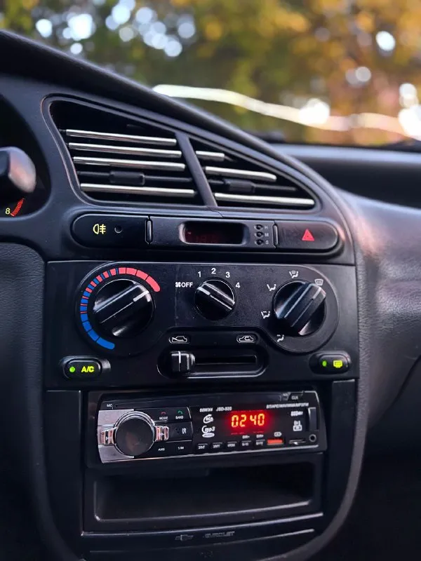 Продам шевроле ланос в отличном состоянии! семейное хорошое авто без каких либо вложений 2008 год выпуска. в техническом плане всё обслужено, двигатель 1.5л. не троит и не стучит и масло не расходует. ходовая часть без стуков. коробка включается мягко, не хрустит, не выбивает. по кузову днище, пороги, стаканы в отличном состоянии, красить ничего не нужно, не гнилая, без рыжиков! выглядит отлично как на фото! максимальная комплектация sx с кондиционером, гидроусилитель, стеклоподъемники. подушка безопасности. противотуманки. обогрев стекла. магнитола с bt. литые диски с новой резиной. тонировка. отличный свет led. по салону тоже всё хорошо, чистый и опрятный, не прокурен, по салону всё работает до каждой кнопочки и лампочки, ошибок на щитке приборов нет всё загорается и гаснет. в общем отличный, надежный и экономичный ланос, за адекватную сумму. в юридическом плане всё хорошо на учёте стоит без штрафов и запретов и прочей ерунды. торг естественно есть но обоснован и возле капота. цена 350000 донецк. +79496415532 - фотография - 8