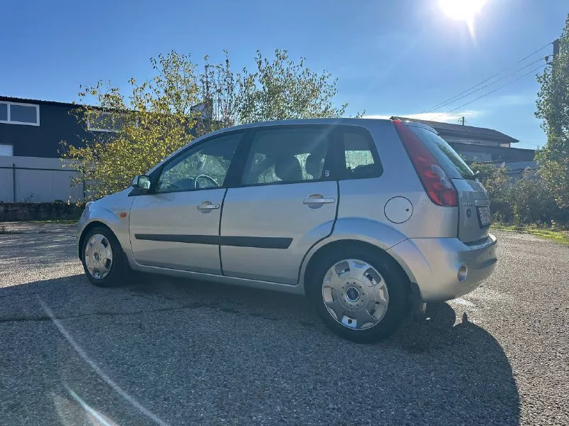 Ford fiesta, 2007 г. продаётся надёжный городской автомобиль. характеристики: двигатель: 1,6 л; кпп: автомат; пробег: 238 000 км. состояние: хорошее, «сел и поехал»; кузов без гнили; обслужен, всё работает; салон чистый; цена: 585 руб. тел. +79186931414 место: мариуполь. также можно купить и в кредит - фотография - 3