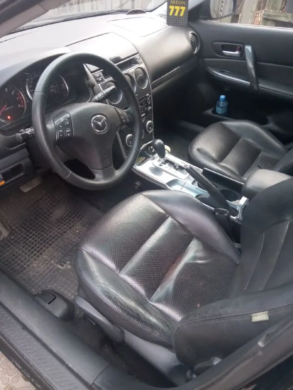 Mazda 6, mazda 6 gg год выпуска 2006 двигатель 2.0л. коробка автомат пробег 250000км. авто в идеальном состоянии, как внешне, так и технически, делать ничего не нужно. сел и поехал. стаканы, пороги, арки, без гнили и рыжиков. салон не прокуренный, чистый. кожа в отличном состоянии. датчик света дождя, климат контроль, круиз контроль, подушки безопасности, подогрев сидений. двигатель масла не берет, коробка не пинает. за последние время поменял: - подушку коробки - передние рычаги - масло в коробке (полная замена вместе с фильтром) - масло в двигателе кузов отполирован и нанесена керамика. все детали кузова родные, без дтп и повреждений. все стекла родные. два комплекта шин два ключа авто делал для себя, но вынужден продать по семейным обстоятельствам. за авто не стыдно, готов к любым осмотрам. я хозяин, на учёте в днр. 780 000р. реальному покупателю, торг у капота! осмотр: мариуполь, володарское. все вопросы по тел 📲 tg: сергей 📞 звоните: +7(949)7194727 - фотография - 5