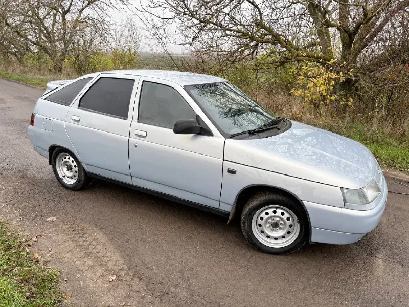 Продам ваз 2112 в отличном состоянии 2005г двигатель 1.6 16кл (124 клапана не гнет) компрессия во всех цилиндрах по 12 недавно замерял (есть фото) двигатель в отличном состоянии, коробка не хрустит передачи не выбивает. новое масло в двигателе и коробке. кузов без гнили и ржавчины, стаканы, дно, пороги, в отличном состоянии. новые оба наружние шрусы, наконечники и шаровые, новые подушки двигателя, новые барабаны. есть простая музыка, установлена сигнализация с автозапуском. на авто новая летняя резина + отдам комплект зимней резины. документы чистые, любое переоформление цена 270 т. ₽ торг осмотр г. новоазовск т. +79493137598 т. +79493183670 📲 tg: николай 📞 звоните: +7(949)3137598 - фотография - 2