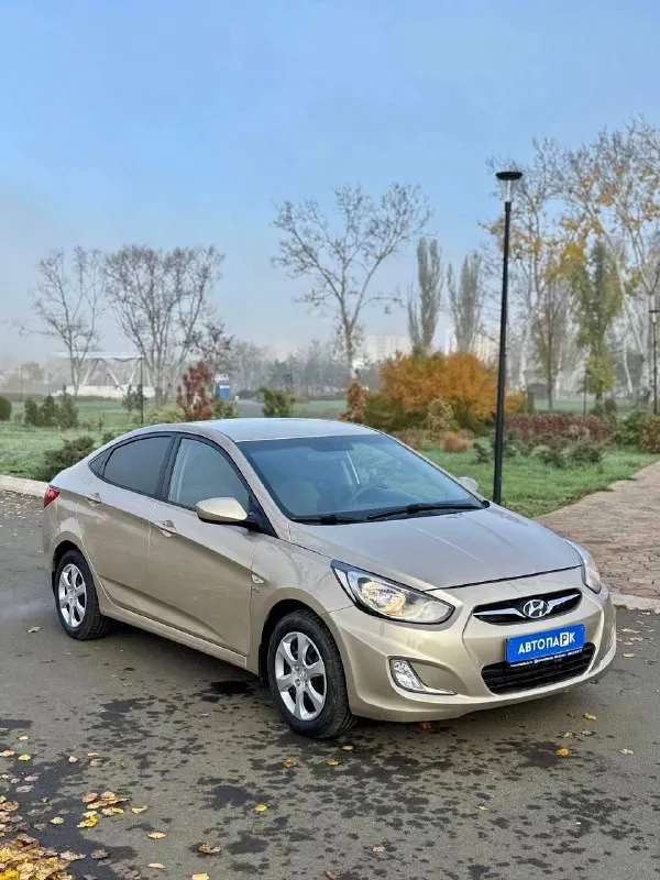🇰🇵 hyundai solaris 💰цена: 800 000р 🏢город: мариуполь 📅год выпуска: 2012 🧾пробег: 143 651 км. ⚙️двигатель: 1.6 ⛽топливо: бензин ⚙️кпп: автомат 📞 телефон: +7-949-727-41-51 +7-949-551-91-52 +7-989-263-55-56 💾 описание: solaris зарекомендовал себя на российском рынке как универсальный, практичный и надежный автомобиль для тех, кому важны экономичность, надёжность и комфорт. ✅ коробка автомат ✅ заводская краска 💯% ✅ оригинальный пробег ✅ отличное состояние как внешне, так и технически шикарная комплектация: кондиционер❄️ (работает отлично), кожаный мульти-руль, четыре электростеклоподьемника, электропривод зеркал, подогрев сидений, обогрев зоны дворников, птф, гидроусилитель, airbag, abs, хорошая летняя резина. установленасигнализация с опцией автозапуска. улица шевченко 269 🏦 возможна продажа в кредит по двум документам. - фотография - 1