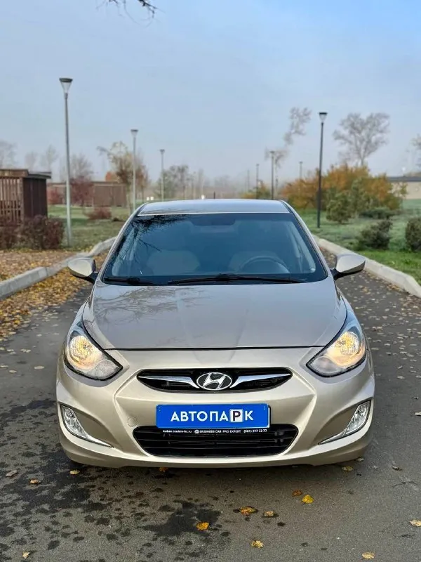 🇰🇵 hyundai solaris 💰цена: 800 000р 🏢город: мариуполь 📅год выпуска: 2012 🧾пробег: 143 651 км. ⚙️двигатель: 1.6 ⛽топливо: бензин ⚙️кпп: автомат 📞 телефон: +7-949-727-41-51 +7-949-551-91-52 +7-989-263-55-56 💾 описание: solaris зарекомендовал себя на российском рынке как универсальный, практичный и надежный автомобиль для тех, кому важны экономичность, надёжность и комфорт. ✅ коробка автомат ✅ заводская краска 💯% ✅ оригинальный пробег ✅ отличное состояние как внешне, так и технически шикарная комплектация: кондиционер❄️ (работает отлично), кожаный мульти-руль, четыре электростеклоподьемника, электропривод зеркал, подогрев сидений, обогрев зоны дворников, птф, гидроусилитель, airbag, abs, хорошая летняя резина. установленасигнализация с опцией автозапуска. улица шевченко 269 🏦 возможна продажа в кредит по двум документам. - фотография - 2