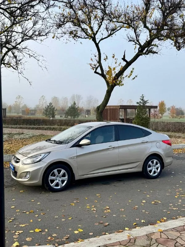 🇰🇵 hyundai solaris 💰цена: 800 000р 🏢город: мариуполь 📅год выпуска: 2012 🧾пробег: 143 651 км. ⚙️двигатель: 1.6 ⛽топливо: бензин ⚙️кпп: автомат 📞 телефон: +7-949-727-41-51 +7-949-551-91-52 +7-989-263-55-56 💾 описание: solaris зарекомендовал себя на российском рынке как универсальный, практичный и надежный автомобиль для тех, кому важны экономичность, надёжность и комфорт. ✅ коробка автомат ✅ заводская краска 💯% ✅ оригинальный пробег ✅ отличное состояние как внешне, так и технически шикарная комплектация: кондиционер❄️ (работает отлично), кожаный мульти-руль, четыре электростеклоподьемника, электропривод зеркал, подогрев сидений, обогрев зоны дворников, птф, гидроусилитель, airbag, abs, хорошая летняя резина. установленасигнализация с опцией автозапуска. улица шевченко 269 🏦 возможна продажа в кредит по двум документам. - фотография - 3