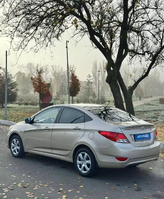 🇰🇵 hyundai solaris 💰цена: 800 000р 🏢город: мариуполь 📅год выпуска: 2012 🧾пробег: 143 651 км. ⚙️двигатель: 1.6 ⛽топливо: бензин ⚙️кпп: автомат 📞 телефон: +7-949-727-41-51 +7-949-551-91-52 +7-989-263-55-56 💾 описание: solaris зарекомендовал себя на российском рынке как универсальный, практичный и надежный автомобиль для тех, кому важны экономичность, надёжность и комфорт. ✅ коробка автомат ✅ заводская краска 💯% ✅ оригинальный пробег ✅ отличное состояние как внешне, так и технически шикарная комплектация: кондиционер❄️ (работает отлично), кожаный мульти-руль, четыре электростеклоподьемника, электропривод зеркал, подогрев сидений, обогрев зоны дворников, птф, гидроусилитель, airbag, abs, хорошая летняя резина. установленасигнализация с опцией автозапуска. улица шевченко 269 🏦 возможна продажа в кредит по двум документам. - фотография - 4