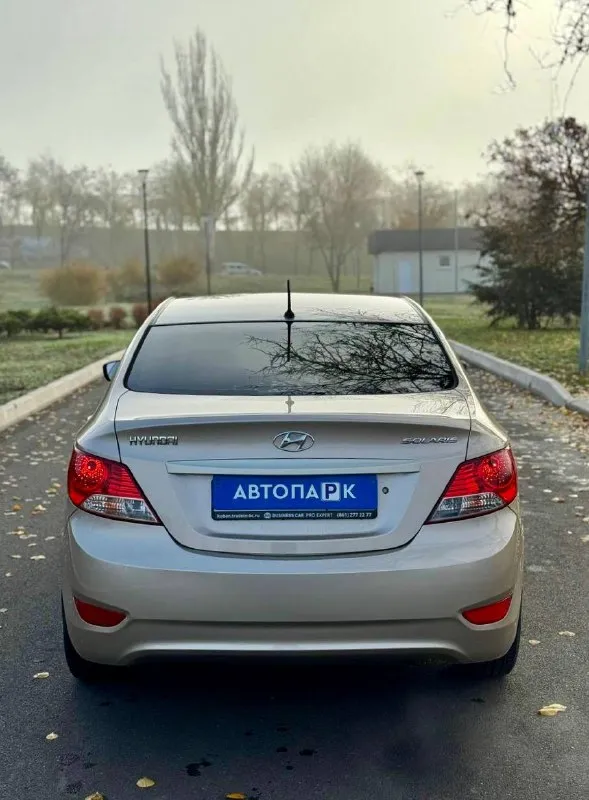 🇰🇵 hyundai solaris 💰цена: 800 000р 🏢город: мариуполь 📅год выпуска: 2012 🧾пробег: 143 651 км. ⚙️двигатель: 1.6 ⛽топливо: бензин ⚙️кпп: автомат 📞 телефон: +7-949-727-41-51 +7-949-551-91-52 +7-989-263-55-56 💾 описание: solaris зарекомендовал себя на российском рынке как универсальный, практичный и надежный автомобиль для тех, кому важны экономичность, надёжность и комфорт. ✅ коробка автомат ✅ заводская краска 💯% ✅ оригинальный пробег ✅ отличное состояние как внешне, так и технически шикарная комплектация: кондиционер❄️ (работает отлично), кожаный мульти-руль, четыре электростеклоподьемника, электропривод зеркал, подогрев сидений, обогрев зоны дворников, птф, гидроусилитель, airbag, abs, хорошая летняя резина. установленасигнализация с опцией автозапуска. улица шевченко 269 🏦 возможна продажа в кредит по двум документам. - фотография - 5