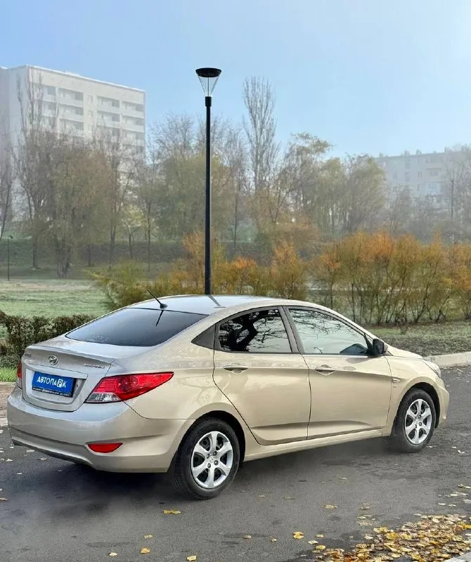 🇰🇵 hyundai solaris 💰цена: 800 000р 🏢город: мариуполь 📅год выпуска: 2012 🧾пробег: 143 651 км. ⚙️двигатель: 1.6 ⛽топливо: бензин ⚙️кпп: автомат 📞 телефон: +7-949-727-41-51 +7-949-551-91-52 +7-989-263-55-56 💾 описание: solaris зарекомендовал себя на российском рынке как универсальный, практичный и надежный автомобиль для тех, кому важны экономичность, надёжность и комфорт. ✅ коробка автомат ✅ заводская краска 💯% ✅ оригинальный пробег ✅ отличное состояние как внешне, так и технически шикарная комплектация: кондиционер❄️ (работает отлично), кожаный мульти-руль, четыре электростеклоподьемника, электропривод зеркал, подогрев сидений, обогрев зоны дворников, птф, гидроусилитель, airbag, abs, хорошая летняя резина. установленасигнализация с опцией автозапуска. улица шевченко 269 🏦 возможна продажа в кредит по двум документам. - фотография - 6