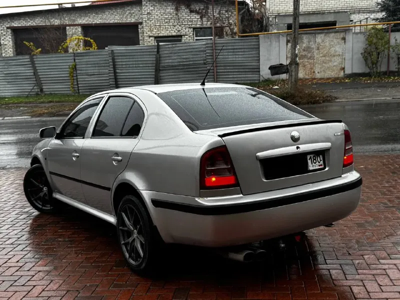 🔥в продаже skoda octavia tour rs 🔥 1.8 турбо, работает отлично, не троит не дымит. едет очень бодро. коробка механика, переключает идеально. машина никаких вложений не требует. кузов без корозии, без гнили. выглядит красиво как на фото. много доработок, а именно: подсветка всего салона, звездное небо, андроид магнитола, дорогая музыка. красивые диски, хорошая резина. по документам полный порядок, любой вид переоформления. ❗️цена 495.000 ₽, возможен торг у авто❗️ ☎️ +7 (949) 742-53-98 📞 звоните: +7(949)7425398 - фотография - 6