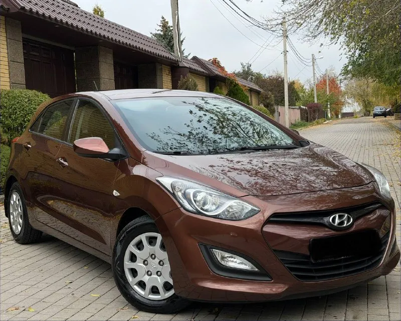 Продам hyundai i30 год:2013 пробег :158.000 двигатель:1.6 коробка :автомат без дтп автомобиль в идеальном состоянии автомат работает идеально, не пинает, не дергается за машину не стыдно полностью обслужен от а до я ходовая работает идеально без посторонних звуков 3.500км назад было полное обслуживание готов на любые проверки за ваш счет комплектация:, подогрев стекол, подогрев сидений, кондиционер рабочий, bluetooth, бортовой компьютер, полный комплект ключей в машине есть все для удобства цена: 960.000 +7 (949) 725-39-11 - фотография - 1