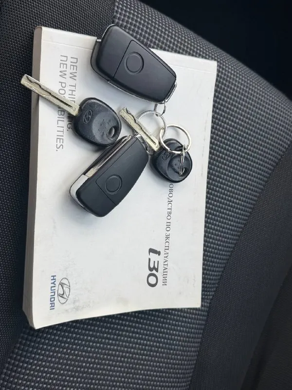 Продам hyundai i30 год:2013 пробег :158.000 двигатель:1.6 коробка :автомат без дтп автомобиль в идеальном состоянии автомат работает идеально, не пинает, не дергается за машину не стыдно полностью обслужен от а до я ходовая работает идеально без посторонних звуков 3.500км назад было полное обслуживание готов на любые проверки за ваш счет комплектация:, подогрев стекол, подогрев сидений, кондиционер рабочий, bluetooth, бортовой компьютер, полный комплект ключей в машине есть все для удобства цена: 960.000 +7 (949) 725-39-11 - фотография - 10