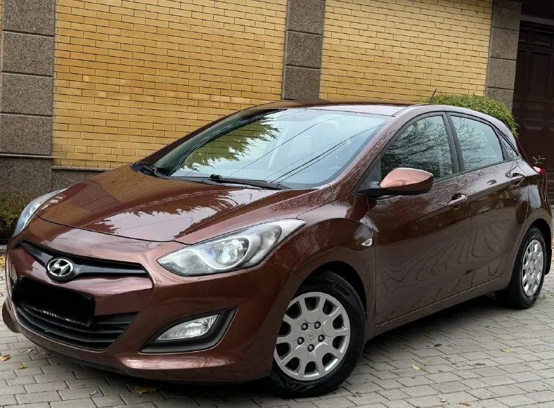 Продам hyundai i30 год:2013 пробег :158.000 двигатель:1.6 коробка :автомат без дтп автомобиль в идеальном состоянии автомат работает идеально, не пинает, не дергается за машину не стыдно полностью обслужен от а до я ходовая работает идеально без посторонних звуков 3.500км назад было полное обслуживание готов на любые проверки за ваш счет комплектация:, подогрев стекол, подогрев сидений, кондиционер рабочий, bluetooth, бортовой компьютер, полный комплект ключей в машине есть все для удобства цена: 960.000 +7 (949) 725-39-11 - фотография - 2