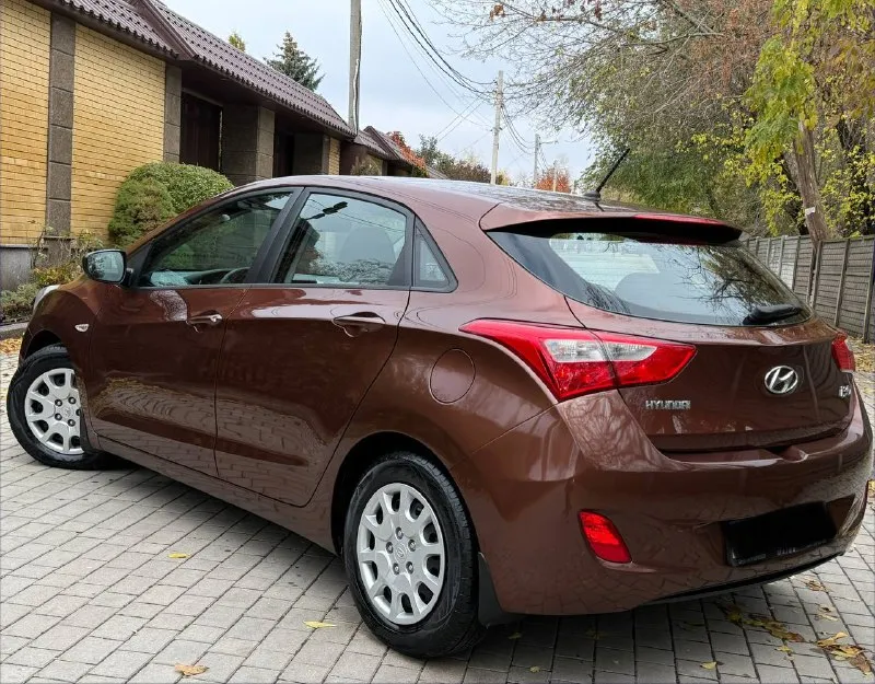 Продам hyundai i30 год:2013 пробег :158.000 двигатель:1.6 коробка :автомат без дтп автомобиль в идеальном состоянии автомат работает идеально, не пинает, не дергается за машину не стыдно полностью обслужен от а до я ходовая работает идеально без посторонних звуков 3.500км назад было полное обслуживание готов на любые проверки за ваш счет комплектация:, подогрев стекол, подогрев сидений, кондиционер рабочий, bluetooth, бортовой компьютер, полный комплект ключей в машине есть все для удобства цена: 960.000 +7 (949) 725-39-11 - фотография - 3