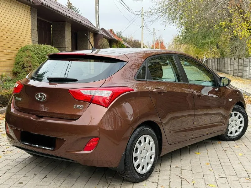 Продам hyundai i30 год:2013 пробег :158.000 двигатель:1.6 коробка :автомат без дтп автомобиль в идеальном состоянии автомат работает идеально, не пинает, не дергается за машину не стыдно полностью обслужен от а до я ходовая работает идеально без посторонних звуков 3.500км назад было полное обслуживание готов на любые проверки за ваш счет комплектация:, подогрев стекол, подогрев сидений, кондиционер рабочий, bluetooth, бортовой компьютер, полный комплект ключей в машине есть все для удобства цена: 960.000 +7 (949) 725-39-11 - фотография - 4