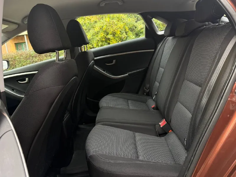 Продам hyundai i30 год:2013 пробег :158.000 двигатель:1.6 коробка :автомат без дтп автомобиль в идеальном состоянии автомат работает идеально, не пинает, не дергается за машину не стыдно полностью обслужен от а до я ходовая работает идеально без посторонних звуков 3.500км назад было полное обслуживание готов на любые проверки за ваш счет комплектация:, подогрев стекол, подогрев сидений, кондиционер рабочий, bluetooth, бортовой компьютер, полный комплект ключей в машине есть все для удобства цена: 960.000 +7 (949) 725-39-11 - фотография - 5