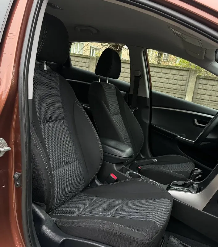 Продам hyundai i30 год:2013 пробег :158.000 двигатель:1.6 коробка :автомат без дтп автомобиль в идеальном состоянии автомат работает идеально, не пинает, не дергается за машину не стыдно полностью обслужен от а до я ходовая работает идеально без посторонних звуков 3.500км назад было полное обслуживание готов на любые проверки за ваш счет комплектация:, подогрев стекол, подогрев сидений, кондиционер рабочий, bluetooth, бортовой компьютер, полный комплект ключей в машине есть все для удобства цена: 960.000 +7 (949) 725-39-11 - фотография - 6