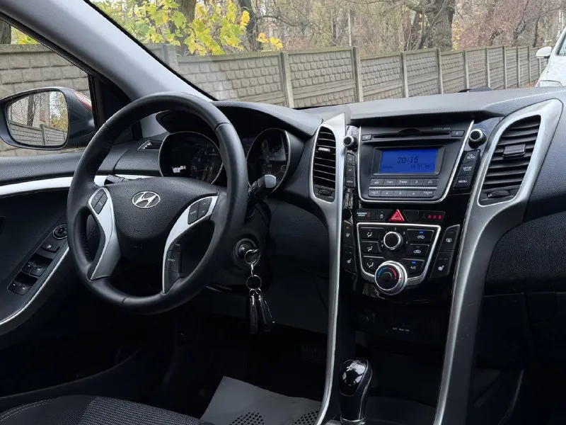 Продам hyundai i30 год:2013 пробег :158.000 двигатель:1.6 коробка :автомат без дтп автомобиль в идеальном состоянии автомат работает идеально, не пинает, не дергается за машину не стыдно полностью обслужен от а до я ходовая работает идеально без посторонних звуков 3.500км назад было полное обслуживание готов на любые проверки за ваш счет комплектация:, подогрев стекол, подогрев сидений, кондиционер рабочий, bluetooth, бортовой компьютер, полный комплект ключей в машине есть все для удобства цена: 960.000 +7 (949) 725-39-11 - фотография - 9