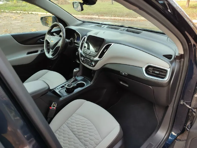Продам свой личный автомобиль chevrolet equinox, конец 2020 г. в. 1.5 turbo (178 л. с. ) автомат, 146 тыс км. предмаксимальная комплектация lt+! на 18-ых дисках, панорамная крыша, большой сенсорный монитор. состояние нового авто. есть все для комфортной езды: - панорамная крыша - ﻿подогревы сидений - ﻿сенсорный монитор (с поддержкой applecarplay или android auto) - ﻿камеры заднего вида. - ﻿мониторинг мертвых зон. - ﻿парктроники по кругу. - ﻿адаптивный круиз контроль с движениями по полосам и предупреждения о препятствиях. - ﻿кожаный мульти руль - ﻿электропривод багажника - ﻿бесключевой доступ - ﻿автозапуск с ключа - дорогой видеорегистратор - ﻿электро-ручник. - розетка 220 вольт - ﻿двух зонный климат-контроль - два оригинальных заводских ключа - ﻿датчик света / дождя / давление в шинах - ﻿диски r18 - ﻿autohold и многое другое. . продажа с полным переоформлением в мрэо, автомобилем владею 1.5 года. цена:2080000 руб. енакиево. +79496139167 📞 звоните: +7(949)6139167 - фотография - 5