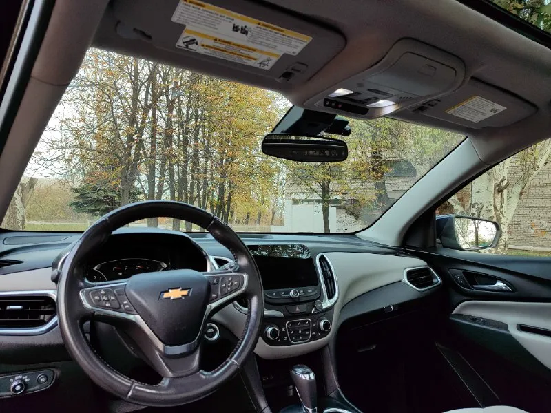 Продам свой личный автомобиль chevrolet equinox, конец 2020 г. в. 1.5 turbo (178 л. с. ) автомат, 146 тыс км. предмаксимальная комплектация lt+! на 18-ых дисках, панорамная крыша, большой сенсорный монитор. состояние нового авто. есть все для комфортной езды: - панорамная крыша - ﻿подогревы сидений - ﻿сенсорный монитор (с поддержкой applecarplay или android auto) - ﻿камеры заднего вида. - ﻿мониторинг мертвых зон. - ﻿парктроники по кругу. - ﻿адаптивный круиз контроль с движениями по полосам и предупреждения о препятствиях. - ﻿кожаный мульти руль - ﻿электропривод багажника - ﻿бесключевой доступ - ﻿автозапуск с ключа - дорогой видеорегистратор - ﻿электро-ручник. - розетка 220 вольт - ﻿двух зонный климат-контроль - два оригинальных заводских ключа - ﻿датчик света / дождя / давление в шинах - ﻿диски r18 - ﻿autohold и многое другое. . продажа с полным переоформлением в мрэо, автомобилем владею 1.5 года. цена:2080000 руб. енакиево. +79496139167 📞 звоните: +7(949)6139167 - фотография - 8