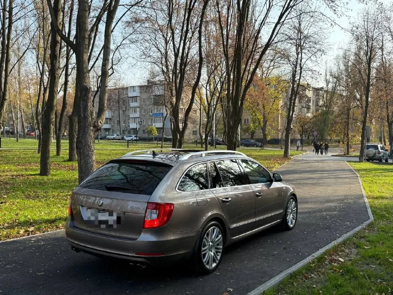 🚘 марка / модель: skoda superb lаurin&klement 📮 город:донецк 📅 год выпуска:2012 💶 цена:1.050.000р 📊 пробег:240.000км ⛽ двигатель (тип, объем, ):бензин,2.0 🔧 тип кпп:автомат 📝 описание: в продаже очень редкий и отличный автомобиль, мокрая dq250 и мотор ccza 2.0. максимальная комплектация lаurin&klement в ней есть все даже зонтик) вентиляция и обогрев всех сидений, музыка sound system, навигация, климат многозонный, шторки, электро багажник, адаптивная оптика, панорамная крыша, память сидений, камера заднего вида, бесключевой доступ, кнопка старт стоп и т. д. технически на отлично, кузов чувствует себя прекрасно, готов к любым проверкам на вашем сто. машина дарит много положительных эмоций, двигатель, коробка обслужены салон в отличном состоянии комплектация laurin&klement эксплуатация автомобиля с 2013г, только лишь в одной семье, птс оригинал, два ключа. отличный автомобиль за свои деньги ☎ контактный телефон:+7949-4 📲 tg: ⚡️ 📞 звоните: +7(949)4589851 - фотография - 5