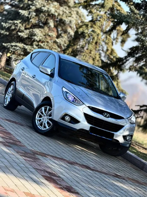 Hyundai ix35 rest кпп - автоматическая цена - 1.535.000₽ год выпуска - 2014 тел. - +79496799814 либо - +79493902663 автомобиль в идеальнейшем состоянии, без единого изъяна по кузову. техническая часть на 5+ полностью обслужена и не требует ни каких вложений. двигатель работает тихо, без каких либо посторонних звуков. чистый и ухоженный салон. запаска не разу не ставилась. комплектация: двухзонный климат-контроль; круиз-контроль; кожаный салон ( в идеальном состоянии ) подогревы всех сидений; эл. складываемые зеркала с эл. регулировкой; парктроники; штатная мультимедиа со всеми современными плюшками; мультируль; диски r-17 с отличной резиной; 2 пары ключей; сигнализация с автозапуском ( очень удобно в зимнее время ) датчик света и дождя; помощь при подъёме и спуске; видеорегистратор и т. д. птс оригинал, всего 2 владельца. связь не всегда хорошая, на этих же номерах есть telegram. 📲 tg: @vladimir_23_23_23 📞 звоните: +7(949)6799814 - фотография - 1