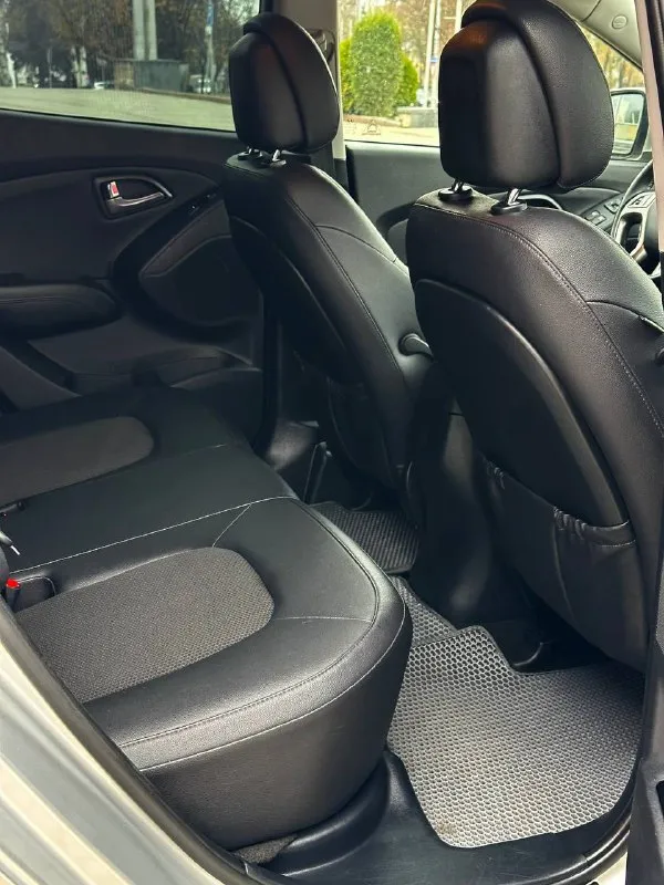 Hyundai ix35 rest кпп - автоматическая цена - 1.535.000₽ год выпуска - 2014 тел. - +79496799814 либо - +79493902663 автомобиль в идеальнейшем состоянии, без единого изъяна по кузову. техническая часть на 5+ полностью обслужена и не требует ни каких вложений. двигатель работает тихо, без каких либо посторонних звуков. чистый и ухоженный салон. запаска не разу не ставилась. комплектация: двухзонный климат-контроль; круиз-контроль; кожаный салон ( в идеальном состоянии ) подогревы всех сидений; эл. складываемые зеркала с эл. регулировкой; парктроники; штатная мультимедиа со всеми современными плюшками; мультируль; диски r-17 с отличной резиной; 2 пары ключей; сигнализация с автозапуском ( очень удобно в зимнее время ) датчик света и дождя; помощь при подъёме и спуске; видеорегистратор и т. д. птс оригинал, всего 2 владельца. связь не всегда хорошая, на этих же номерах есть telegram. 📲 tg: @vladimir_23_23_23 📞 звоните: +7(949)6799814 - фотография - 10