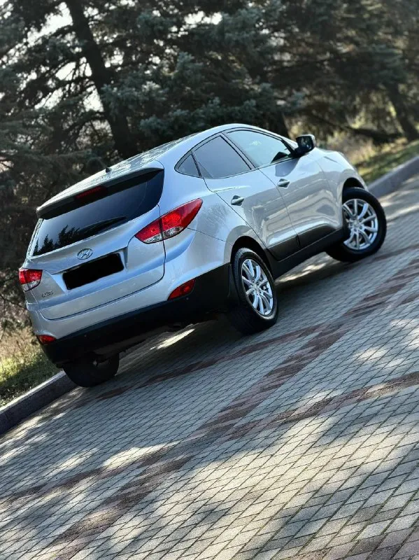 Hyundai ix35 rest кпп - автоматическая цена - 1.535.000₽ год выпуска - 2014 тел. - +79496799814 либо - +79493902663 автомобиль в идеальнейшем состоянии, без единого изъяна по кузову. техническая часть на 5+ полностью обслужена и не требует ни каких вложений. двигатель работает тихо, без каких либо посторонних звуков. чистый и ухоженный салон. запаска не разу не ставилась. комплектация: двухзонный климат-контроль; круиз-контроль; кожаный салон ( в идеальном состоянии ) подогревы всех сидений; эл. складываемые зеркала с эл. регулировкой; парктроники; штатная мультимедиа со всеми современными плюшками; мультируль; диски r-17 с отличной резиной; 2 пары ключей; сигнализация с автозапуском ( очень удобно в зимнее время ) датчик света и дождя; помощь при подъёме и спуске; видеорегистратор и т. д. птс оригинал, всего 2 владельца. связь не всегда хорошая, на этих же номерах есть telegram. 📲 tg: @vladimir_23_23_23 📞 звоните: +7(949)6799814 - фотография - 2