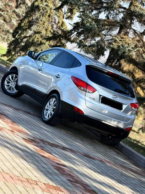 Hyundai ix35 rest кпп - автоматическая цена - 1.535.000₽ год выпуска - 2014 тел. - +79496799814 либо - +79493902663 автомобиль в идеальнейшем состоянии, без единого изъяна по кузову. техническая часть на 5+ полностью обслужена и не требует ни каких вложений. двигатель работает тихо, без каких либо посторонних звуков. чистый и ухоженный салон. запаска не разу не ставилась. комплектация: двухзонный климат-контроль; круиз-контроль; кожаный салон ( в идеальном состоянии ) подогревы всех сидений; эл. складываемые зеркала с эл. регулировкой; парктроники; штатная мультимедиа со всеми современными плюшками; мультируль; диски r-17 с отличной резиной; 2 пары ключей; сигнализация с автозапуском ( очень удобно в зимнее время ) датчик света и дождя; помощь при подъёме и спуске; видеорегистратор и т. д. птс оригинал, всего 2 владельца. связь не всегда хорошая, на этих же номерах есть telegram. 📲 tg: @vladimir_23_23_23 📞 звоните: +7(949)6799814 - фотография - 3