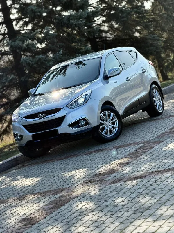 Hyundai ix35 rest кпп - автоматическая цена - 1.535.000₽ год выпуска - 2014 тел. - +79496799814 либо - +79493902663 автомобиль в идеальнейшем состоянии, без единого изъяна по кузову. техническая часть на 5+ полностью обслужена и не требует ни каких вложений. двигатель работает тихо, без каких либо посторонних звуков. чистый и ухоженный салон. запаска не разу не ставилась. комплектация: двухзонный климат-контроль; круиз-контроль; кожаный салон ( в идеальном состоянии ) подогревы всех сидений; эл. складываемые зеркала с эл. регулировкой; парктроники; штатная мультимедиа со всеми современными плюшками; мультируль; диски r-17 с отличной резиной; 2 пары ключей; сигнализация с автозапуском ( очень удобно в зимнее время ) датчик света и дождя; помощь при подъёме и спуске; видеорегистратор и т. д. птс оригинал, всего 2 владельца. связь не всегда хорошая, на этих же номерах есть telegram. 📲 tg: @vladimir_23_23_23 📞 звоните: +7(949)6799814 - фотография - 4