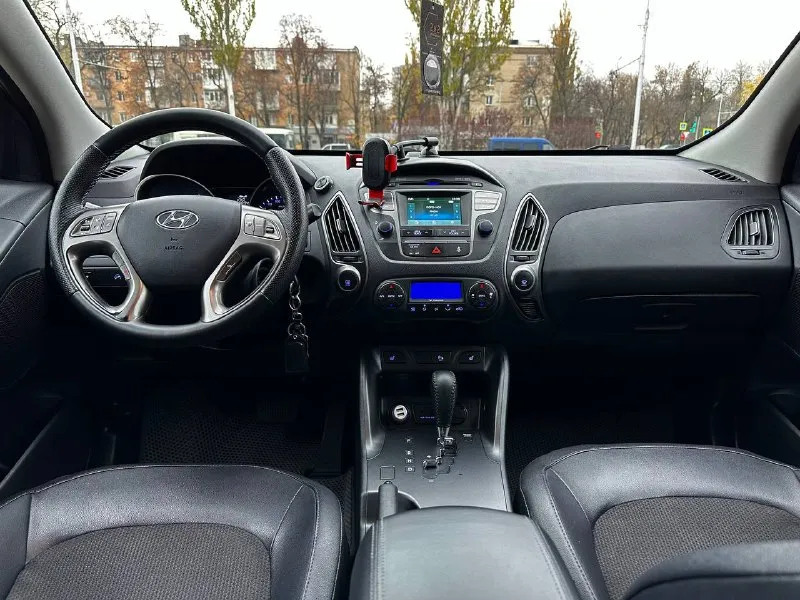 Hyundai ix35 rest кпп - автоматическая цена - 1.535.000₽ год выпуска - 2014 тел. - +79496799814 либо - +79493902663 автомобиль в идеальнейшем состоянии, без единого изъяна по кузову. техническая часть на 5+ полностью обслужена и не требует ни каких вложений. двигатель работает тихо, без каких либо посторонних звуков. чистый и ухоженный салон. запаска не разу не ставилась. комплектация: двухзонный климат-контроль; круиз-контроль; кожаный салон ( в идеальном состоянии ) подогревы всех сидений; эл. складываемые зеркала с эл. регулировкой; парктроники; штатная мультимедиа со всеми современными плюшками; мультируль; диски r-17 с отличной резиной; 2 пары ключей; сигнализация с автозапуском ( очень удобно в зимнее время ) датчик света и дождя; помощь при подъёме и спуске; видеорегистратор и т. д. птс оригинал, всего 2 владельца. связь не всегда хорошая, на этих же номерах есть telegram. 📲 tg: @vladimir_23_23_23 📞 звоните: +7(949)6799814 - фотография - 8
