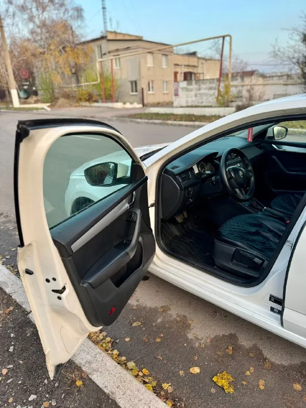 Продам skoda oktavia a7 2015г 1.6 на автомате) двигатель 1.6 mpi 110 л. с масло не жрет, коробка автомат надежный японский aisin, работает идеально, ходовка сбитая, очень мягкая, стойки и колодки новые, комплектация: заводская магнитола с бортовым компьютером, гидроусилитель руля, кондиционер, asr, abs, стабилизация, эл. зеркала с подогревом, хорошая зимняя резина, новый аккумулятор, авто приятное в ходу! цена отличная 🎁 850 000 рублей 🎁 документы чистые, переоформление без проблем. находится в макеевке звоните +79485570537 📞 звоните: +7(948)5570537 - фотография - 6