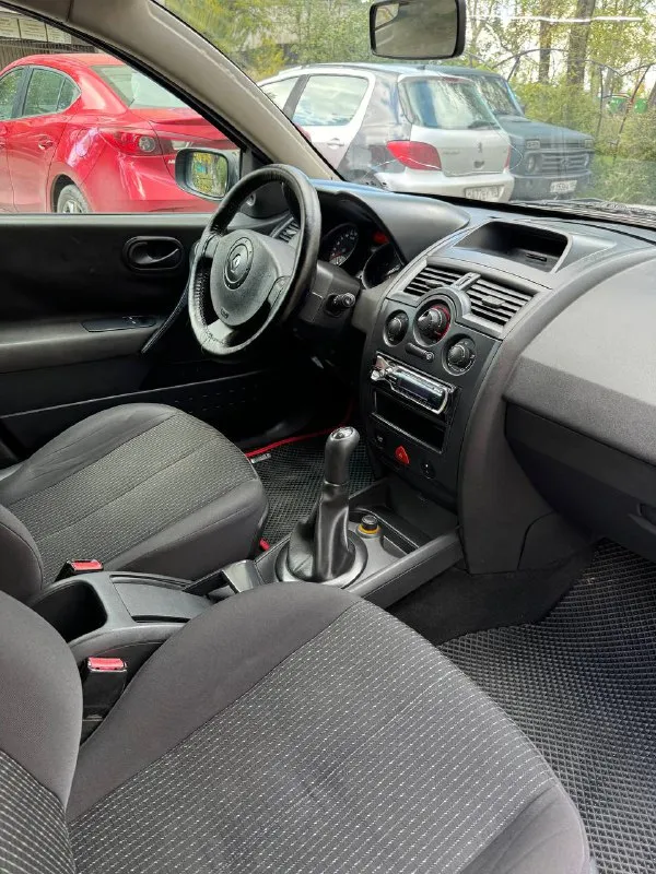 🚙renault megane 💰цена - 398.000₽ 🌍 город - мариуполь 📆 год выпуска - 2005 🛞пробег - 121.000 км ⛽️топливо - бензин ⚙️модификация- 1.6 🕹️кпп - механика 🏋🏻‍♂️собственник - да ☎️+79497368266 автомобиль в идеальном состоянии! с оригинальным пробегом 100% весь в родном окрасе! полностью обслужен, вложений не требует не каких техника вся на отлично. весной было сделано большое то кузов в отличном состоянии!документы абсолютно чистые доп. инфо. по телефону. автотека зеленая! abs✅ усилитель руля✅ эл. подъемники ✅ 4 подушки безопасности✅ - фотография - 6