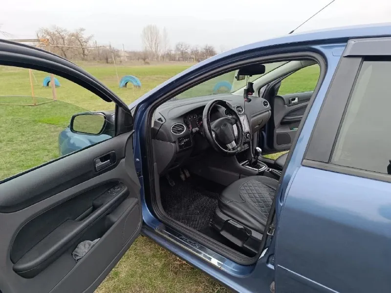 Продам ford focus 2 2006 года. объём двигателя 1.8 (125 л. с. ) бензин. пробег 261тыс. установлен контрактный двигатель с пробегом 90 тыс. комплектация: стеклоподъёмники 2, кондиционер, подогрев окон, подогрев передних сидений, андроид экран, хорошее звучание музыки. ходовка в порядке. резина новая зима, лето. с документами порядок. цена: 530 000. торг. вопросы по телефону: +79493286625 (теграмм, макс). 📞 звоните: +7(949)3286625 - фотография - 5