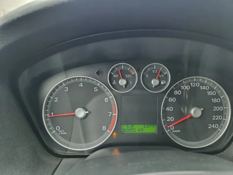 Продам ford focus 2 2006 года. объём двигателя 1.8 (125 л. с. ) бензин. пробег 261тыс. установлен контрактный двигатель с пробегом 90 тыс. комплектация: стеклоподъёмники 2, кондиционер, подогрев окон, подогрев передних сидений, андроид экран, хорошее звучание музыки. ходовка в порядке. резина новая зима, лето. с документами порядок. цена: 530 000. торг. вопросы по телефону: +79493286625 (теграмм, макс). 📞 звоните: +7(949)3286625 - фотография - 6