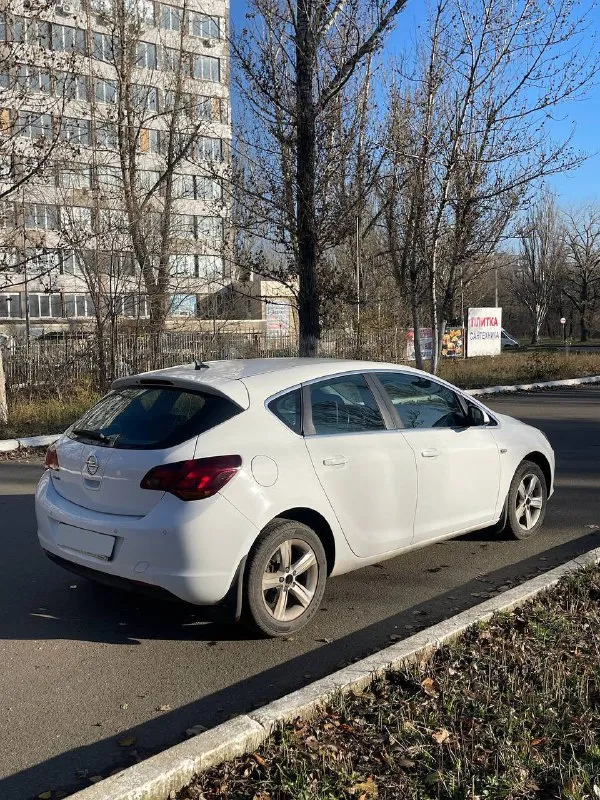 Продам опель астра j 2010г в самой максимальной комплектации оригинальный пробег 111тыс. без дтп, все железо родное кузов в отличном состоянии надежный 1.6 без турбины на классическом автомате, доедет куда угодно двигатель в отличном состоянии, работает тихо, без течей стоит алюминиевый термостат коробка переключает без пинков, ездила девушка аккуратно, около 10 лет была в одних руках двухзонный климат, подогрев руля, складывание зеркал, адаптивный свет, датчик света, датчик дождя подвеска мягкая, ничего не стучит салон в состоянии нового родное лобовое стекло без сколов два ключа цена 850тыс. + торг звоните, отвечу на все вопросы + 79494129599 донецк - фотография - 2