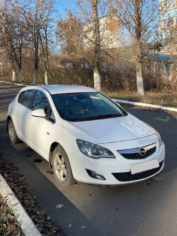 Продам опель астра j 2010г в самой максимальной комплектации оригинальный пробег 111тыс. без дтп, все железо родное кузов в отличном состоянии надежный 1.6 без турбины на классическом автомате, доедет куда угодно двигатель в отличном состоянии, работает тихо, без течей стоит алюминиевый термостат коробка переключает без пинков, ездила девушка аккуратно, около 10 лет была в одних руках двухзонный климат, подогрев руля, складывание зеркал, адаптивный свет, датчик света, датчик дождя подвеска мягкая, ничего не стучит салон в состоянии нового родное лобовое стекло без сколов два ключа цена 850тыс. + торг звоните, отвечу на все вопросы + 79494129599 донецк - фотография - 3