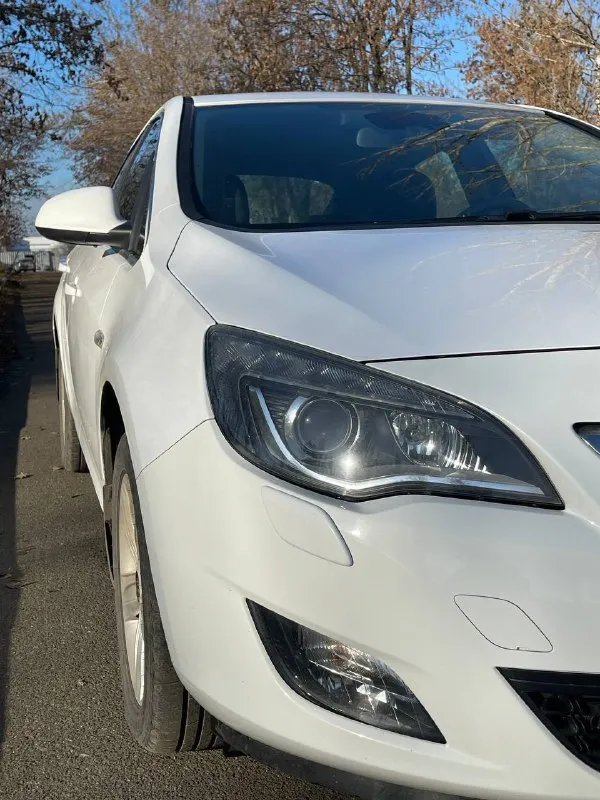 Продам опель астра j 2010г в самой максимальной комплектации оригинальный пробег 111тыс. без дтп, все железо родное кузов в отличном состоянии надежный 1.6 без турбины на классическом автомате, доедет куда угодно двигатель в отличном состоянии, работает тихо, без течей стоит алюминиевый термостат коробка переключает без пинков, ездила девушка аккуратно, около 10 лет была в одних руках двухзонный климат, подогрев руля, складывание зеркал, адаптивный свет, датчик света, датчик дождя подвеска мягкая, ничего не стучит салон в состоянии нового родное лобовое стекло без сколов два ключа цена 850тыс. + торг звоните, отвечу на все вопросы + 79494129599 донецк - фотография - 4