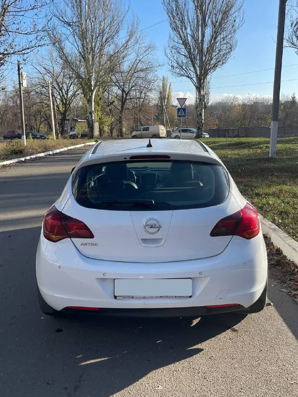 Продам опель астра j 2010г в самой максимальной комплектации оригинальный пробег 111тыс. без дтп, все железо родное кузов в отличном состоянии надежный 1.6 без турбины на классическом автомате, доедет куда угодно двигатель в отличном состоянии, работает тихо, без течей стоит алюминиевый термостат коробка переключает без пинков, ездила девушка аккуратно, около 10 лет была в одних руках двухзонный климат, подогрев руля, складывание зеркал, адаптивный свет, датчик света, датчик дождя подвеска мягкая, ничего не стучит салон в состоянии нового родное лобовое стекло без сколов два ключа цена 850тыс. + торг звоните, отвечу на все вопросы + 79494129599 донецк - фотография - 5