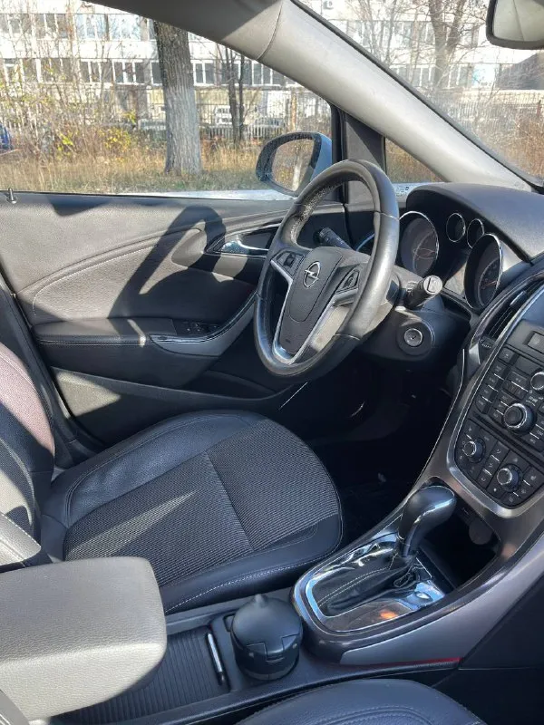 Продам опель астра j 2010г в самой максимальной комплектации оригинальный пробег 111тыс. без дтп, все железо родное кузов в отличном состоянии надежный 1.6 без турбины на классическом автомате, доедет куда угодно двигатель в отличном состоянии, работает тихо, без течей стоит алюминиевый термостат коробка переключает без пинков, ездила девушка аккуратно, около 10 лет была в одних руках двухзонный климат, подогрев руля, складывание зеркал, адаптивный свет, датчик света, датчик дождя подвеска мягкая, ничего не стучит салон в состоянии нового родное лобовое стекло без сколов два ключа цена 850тыс. + торг звоните, отвечу на все вопросы + 79494129599 донецк - фотография - 6