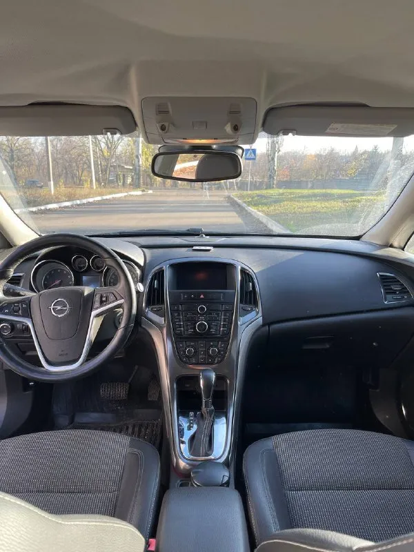 Продам опель астра j 2010г в самой максимальной комплектации оригинальный пробег 111тыс. без дтп, все железо родное кузов в отличном состоянии надежный 1.6 без турбины на классическом автомате, доедет куда угодно двигатель в отличном состоянии, работает тихо, без течей стоит алюминиевый термостат коробка переключает без пинков, ездила девушка аккуратно, около 10 лет была в одних руках двухзонный климат, подогрев руля, складывание зеркал, адаптивный свет, датчик света, датчик дождя подвеска мягкая, ничего не стучит салон в состоянии нового родное лобовое стекло без сколов два ключа цена 850тыс. + торг звоните, отвечу на все вопросы + 79494129599 донецк - фотография - 7