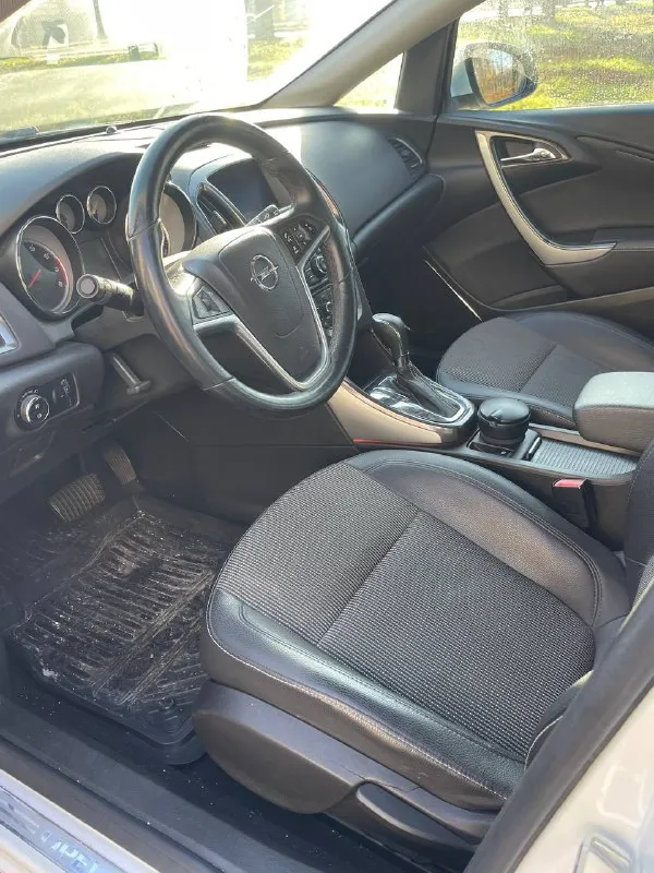 Продам опель астра j 2010г в самой максимальной комплектации оригинальный пробег 111тыс. без дтп, все железо родное кузов в отличном состоянии надежный 1.6 без турбины на классическом автомате, доедет куда угодно двигатель в отличном состоянии, работает тихо, без течей стоит алюминиевый термостат коробка переключает без пинков, ездила девушка аккуратно, около 10 лет была в одних руках двухзонный климат, подогрев руля, складывание зеркал, адаптивный свет, датчик света, датчик дождя подвеска мягкая, ничего не стучит салон в состоянии нового родное лобовое стекло без сколов два ключа цена 850тыс. + торг звоните, отвечу на все вопросы + 79494129599 донецк - фотография - 8
