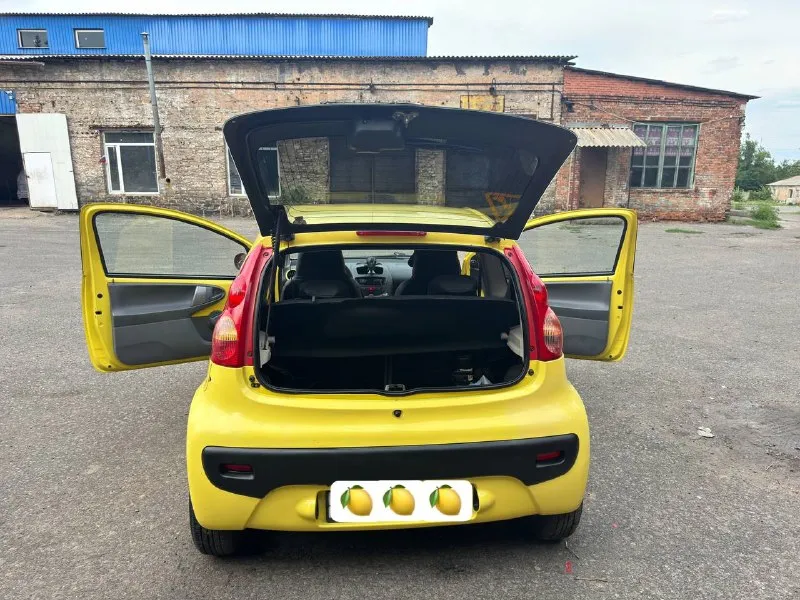 Продам peugeot 107 2008 год акпп пробег 107.000 по технике вопросов нет, авто обслужено. кондиционер заправлен. печка жарит. авто без дтп! расход в городе 5-5.5 трасса 4-4.5 мотор, коробка и тд тойота! очень надежное авто. в семье почти 4 года идеальный автомобиль для города ! все парковки ваши, очень удобно парковаться и ездить в плотном потоке ! масло каждые 5.000км цена :530.000₽ хороший торг при виде денег! тел: +79494018443 звонить в любое время (телеграмм на этом же номере ) 📞 звоните: +7(949)4018443 - фотография - 3