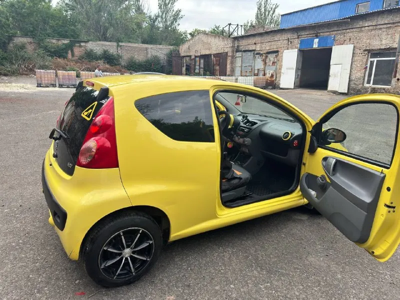 Продам peugeot 107 2008 год акпп пробег 107.000 по технике вопросов нет, авто обслужено. кондиционер заправлен. печка жарит. авто без дтп! расход в городе 5-5.5 трасса 4-4.5 мотор, коробка и тд тойота! очень надежное авто. в семье почти 4 года идеальный автомобиль для города ! все парковки ваши, очень удобно парковаться и ездить в плотном потоке ! масло каждые 5.000км цена :530.000₽ хороший торг при виде денег! тел: +79494018443 звонить в любое время (телеграмм на этом же номере ) 📞 звоните: +7(949)4018443 - фотография - 5