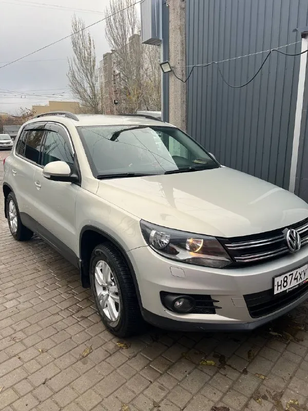 Цена 🔥🔥🔥 1 150 000 volkswagen тигуан / volkswagen tiguan 1 рест 2014 в родном окрасе❗️ 1.4т, новая турбина коробка автоматическая климат контроль, датчик температуры за бортом бортовой компьютер, датчик дождя, датчик света, задний парктроник с камерой заднего вида, подогрев сидений (3 режима), подогрев зеркал, мультируль, установлена магнитола, шумоизоляция. ходовая в идеальном состоянии, комплект зимней резины в подарок 🎁 осмотр г. донецк цена 1.150.000р владелец +79495340516 +79493594330 📲 tg: инна 📞 звоните: +7(949)5340516 - фотография - 1