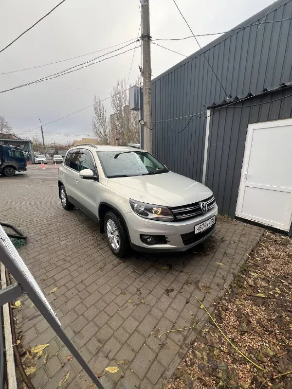 Цена 🔥🔥🔥 1 150 000 volkswagen тигуан / volkswagen tiguan 1 рест 2014 в родном окрасе❗️ 1.4т, новая турбина коробка автоматическая климат контроль, датчик температуры за бортом бортовой компьютер, датчик дождя, датчик света, задний парктроник с камерой заднего вида, подогрев сидений (3 режима), подогрев зеркал, мультируль, установлена магнитола, шумоизоляция. ходовая в идеальном состоянии, комплект зимней резины в подарок 🎁 осмотр г. донецк цена 1.150.000р владелец +79495340516 +79493594330 📲 tg: инна 📞 звоните: +7(949)5340516 - фотография - 2