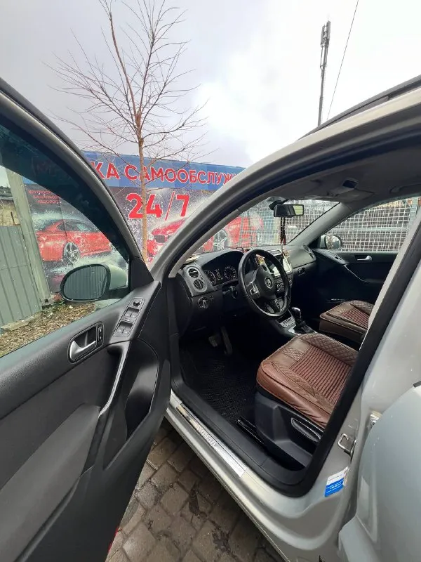 Цена 🔥🔥🔥 1 150 000 volkswagen тигуан / volkswagen tiguan 1 рест 2014 в родном окрасе❗️ 1.4т, новая турбина коробка автоматическая климат контроль, датчик температуры за бортом бортовой компьютер, датчик дождя, датчик света, задний парктроник с камерой заднего вида, подогрев сидений (3 режима), подогрев зеркал, мультируль, установлена магнитола, шумоизоляция. ходовая в идеальном состоянии, комплект зимней резины в подарок 🎁 осмотр г. донецк цена 1.150.000р владелец +79495340516 +79493594330 📲 tg: инна 📞 звоните: +7(949)5340516 - фотография - 4