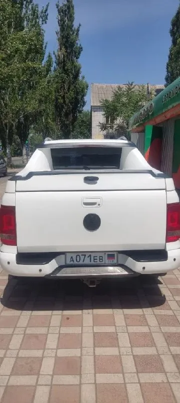 Volkswagen амарок. год выпуска - 2012. объем 2.0 битурбодизель, мкп. пробег 187 000 км. автомобиль был приобретен в 2016 году. по птс - вы будете вторым владельцем. автомобиль на 180 регионе, без штрафов и запретов, любые проверки за ваш счет, переоформление в мрэо. авто в отличном состоянии для своих лет. два года назад полностью обработано днище антикорозийкой. выкрашена в раптор. 50 км назад заменены масла, фильтра, ремни, произведено регламентное то. в дтп не участвовал. дополнительно стоит камера заднего хода, сигнализация "пандора". салон ухоженный и не прокуренный. могу рассмотреть обмен на авто с акп. седаны и лифтбэки, не предлагать. , а также машины старше 2014 года выпуска. разумный торг возле авто реальному покупателю. цена 2200000 рублей. телефон +79495550055. есть телеграмм. 📞 звоните: +7(949)5550055 - фотография - 3