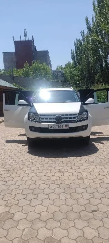 Volkswagen амарок. год выпуска - 2012. объем 2.0 битурбодизель, мкп. пробег 187 000 км. автомобиль был приобретен в 2016 году. по птс - вы будете вторым владельцем. автомобиль на 180 регионе, без штрафов и запретов, любые проверки за ваш счет, переоформление в мрэо. авто в отличном состоянии для своих лет. два года назад полностью обработано днище антикорозийкой. выкрашена в раптор. 50 км назад заменены масла, фильтра, ремни, произведено регламентное то. в дтп не участвовал. дополнительно стоит камера заднего хода, сигнализация "пандора". салон ухоженный и не прокуренный. могу рассмотреть обмен на авто с акп. седаны и лифтбэки, не предлагать. , а также машины старше 2014 года выпуска. разумный торг возле авто реальному покупателю. цена 2200000 рублей. телефон +79495550055. есть телеграмм. 📞 звоните: +7(949)5550055 - фотография - 7